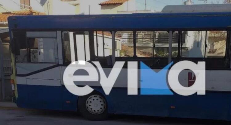 Εύβοια: Σχολικό λεωφορείο γεμάτο παιδιά παραβίασε STOP και συγκρούστηκε με ΙΧ