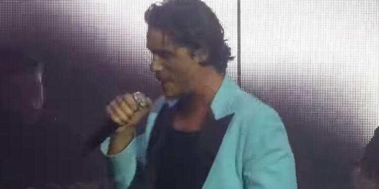 Εκνευρισμένος σταμάτησε να τραγουδάει: Έξαλλος ο Νίκος Οικονομόπουλος