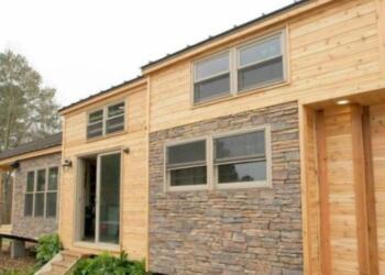 Στο στήνουν όπου θες σε 3 μέρες, είναι 37 τμ, χωράει άνετα 7 άτομα και το εσωτερικό του είναι πολυτελές σαν βίλα