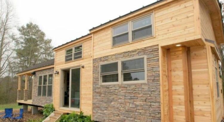 Στο στήνουν όπου θες σε 3 μέρες, είναι 37 τμ, χωράει άνετα 7 άτομα και το εσωτερικό του είναι πολυτελές σαν βίλα