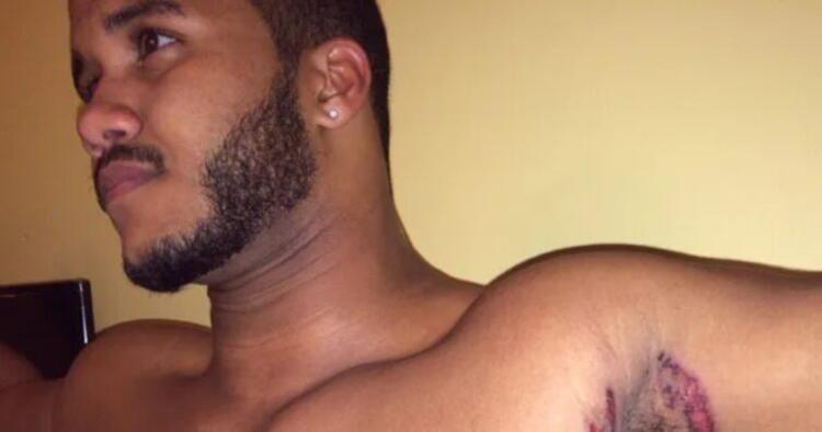 Εκεί που έκανε μπάνιο, ένιωσε κάτι να τον καίει κάτω από τη μασχάλη. Δεν ήταν όμως το σαπούνi ήταν κάτι ΧΕΙΡΟΤΕΡΟ…