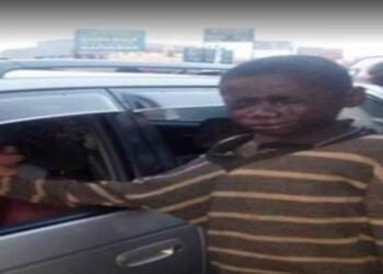 Άστεγο αγόρι πλησιάζει ένα αυτοκίνητο για να ζητιανέψει μόλις όμως κοίταξε πιο προσεκτικά την θέση του οδηγού, πάγωσε!