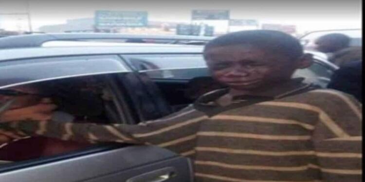 Άστεγο αγόρι πλησιάζει ένα αυτοκίνητο για να ζητιανέψει μόλις όμως κοίταξε πιο προσεκτικά την θέση του οδηγού, πάγωσε!