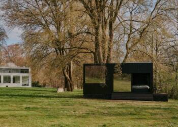 Η φύση πρωταγωνιστεί σε αυτό το μαύρο σπιτάκι 18 τ.μ. [ΦΩΤΟ]