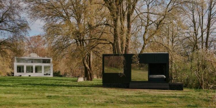 Η φύση πρωταγωνιστεί σε αυτό το μαύρο σπιτάκι 18 τ.μ. [ΦΩΤΟ]