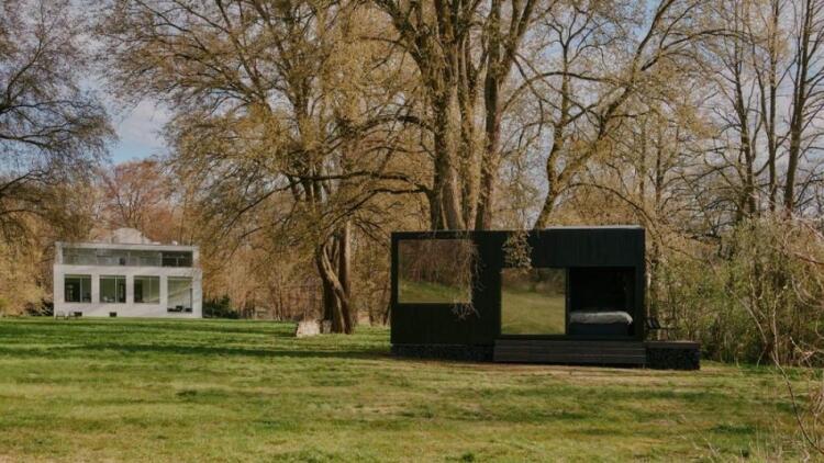 Η φύση πρωταγωνιστεί σε αυτό το μαύρο σπιτάκι 18 τ.μ. [ΦΩΤΟ]