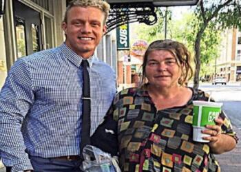 Κάθε Τρίτη τρώει μεσημεριανό με αυτή την άστεγη. Ώσπου συνειδητοποίησε πώς ξοδεύει τα λεφτά της