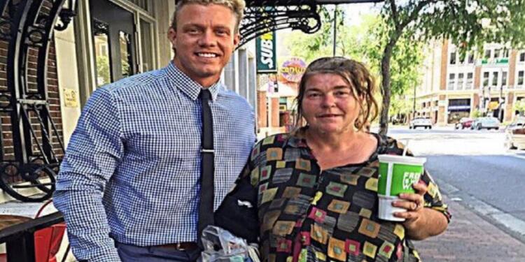 Κάθε Τρίτη τρώει μεσημεριανό με αυτή την άστεγη. Ώσπου συνειδητοποίησε πώς ξοδεύει τα λεφτά της