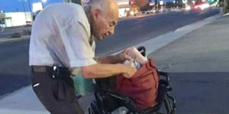 Αυτός ο άπορος παππούς καθόταν κάθε μέρα στο ίδιο σημείο – Τότε μια άγνωστη κοπέλα τον πλησιάζει και κάνει το αδιανόητο!