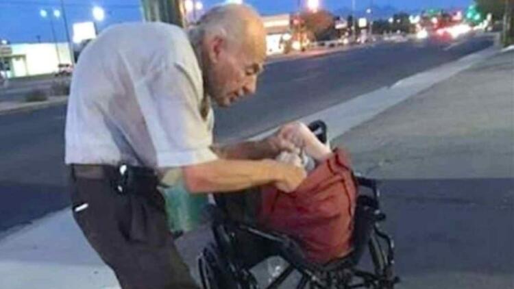 Αυτός ο άπορος παππούς καθόταν κάθε μέρα στο ίδιο σημείο – Τότε μια άγνωστη κοπέλα τον πλησιάζει και κάνει το αδιανόητο!