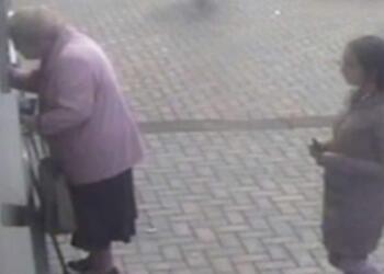 81χρονη γιαγιά πάει στο ΑΤΜ όταν παρατηρεί πίσω της μια έγκυο – Αυτό που ακολούθησε δεν έχει προηγούμενο