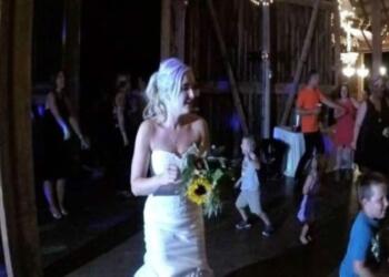 Η νύφη πέταξε στις ανύπαντρες την ανθοδέσμη – Η κατάληξη όμως έκανε τους πάντες να “παγώσουν” στον γάμο