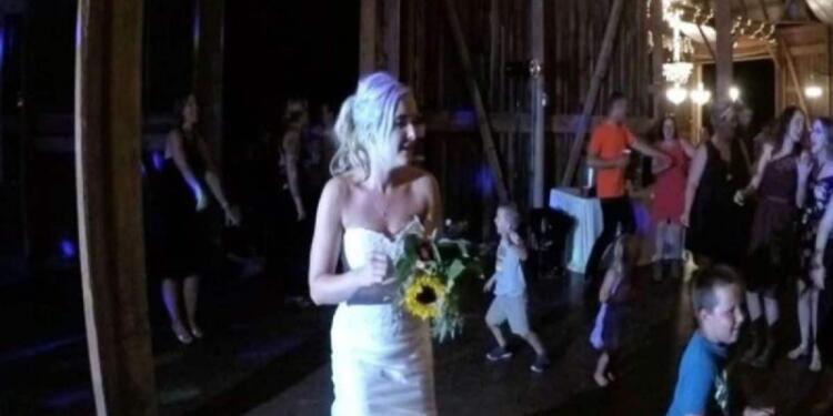 Η νύφη πέταξε στις ανύπαντρες την ανθοδέσμη – Η κατάληξη όμως έκανε τους πάντες να “παγώσουν” στον γάμο