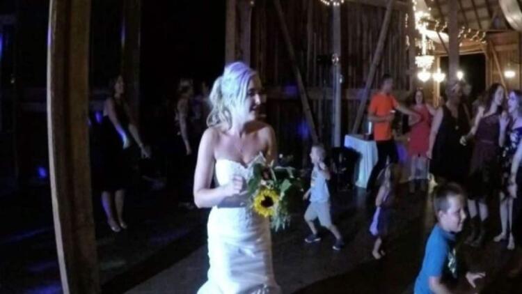 Η νύφη πέταξε στις ανύπαντρες την ανθοδέσμη – Η κατάληξη όμως έκανε τους πάντες να “παγώσουν” στον γάμο
