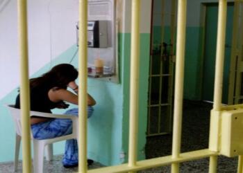 Δυο φονιάδες ερωτοτροπούν μέσα από τη φυλακή με την ίδια γυναίκα