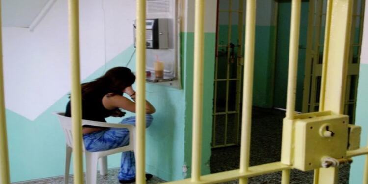 Δυο φονιάδες ερωτοτροπούν μέσα από τη φυλακή με την ίδια γυναίκα