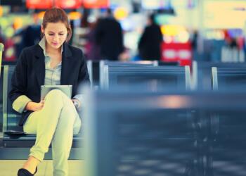 Η φωτογραφία αυτής της γυναίκας στα εισιτήρια του αεροδρομίου, σαρώνει στο διαδίκτυο. Ο λόγος; Προσέξτε την λίγο καλύτερα…