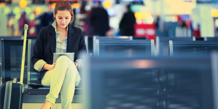 Η φωτογραφία αυτής της γυναίκας στα εισιτήρια του αεροδρομίου, σαρώνει στο διαδίκτυο. Ο λόγος; Προσέξτε την λίγο καλύτερα…