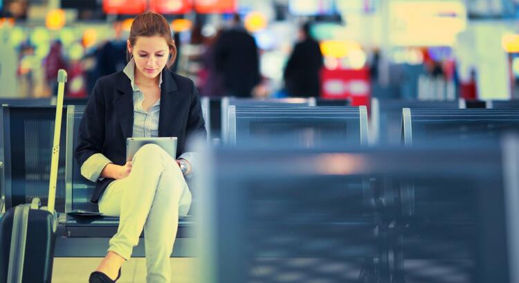 Η φωτογραφία αυτής της γυναίκας στα εισιτήρια του αεροδρομίου, σαρώνει στο διαδίκτυο. Ο λόγος; Προσέξτε την λίγο καλύτερα…