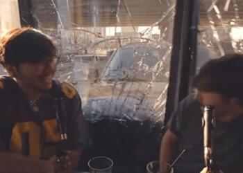 Βίντεο σοκ: Αυτοκίνητο πέφτει πάνω στην τζαμαρία καφετέριας! Από την άλλη καθόντουσαν 2 άτομα!