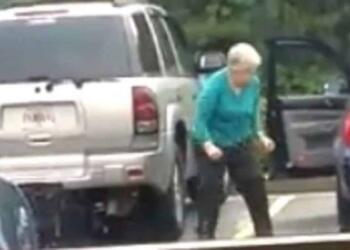 Η γιαγιά δεν ήξερε ότι της είχαν βάλει κρυφή κάμερα! Μόλις δείτε τι κάνει όταν βγαίνει από το αμάξι, θα πάθετε σοκ!