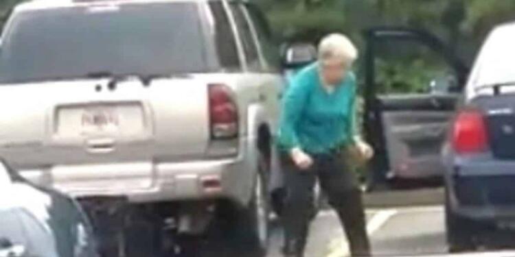 Η γιαγιά δεν ήξερε ότι της είχαν βάλει κρυφή κάμερα! Μόλις δείτε τι κάνει όταν βγαίνει από το αμάξι, θα πάθετε σοκ!