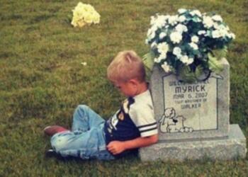 Αυτό το 9χρονο παιδάκι πάει στον τάφο του δίδυμου αδερφού – Η τραγική ειρωνία που κρύβεται από πίσω θα σας συγκινήσει