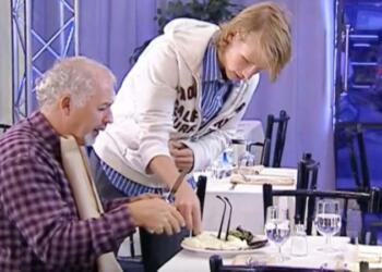 Οι πελάτες είχαν αηδιάσει με τον τρόπο που αυτός ο παππούς έτρωγε – Τότε ο γιος του έκανε κάτι που τους αποστόμωσε