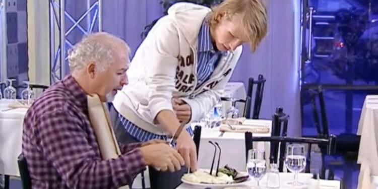 Οι πελάτες είχαν αηδιάσει με τον τρόπο που αυτός ο παππούς έτρωγε – Τότε ο γιος του έκανε κάτι που τους αποστόμωσε