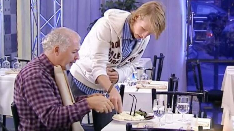 Οι πελάτες είχαν αηδιάσει με τον τρόπο που αυτός ο παππούς έτρωγε – Τότε ο γιος του έκανε κάτι που τους αποστόμωσε