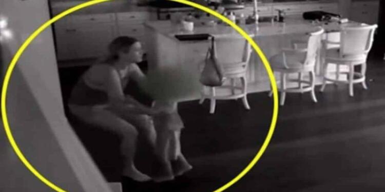 Νταντά άκουσε θόρυβο στην κουζίνα – Κρυφή κάμερα στο σπίτι αποκάλυψε την εφιαλτική αλήθεια (Video)