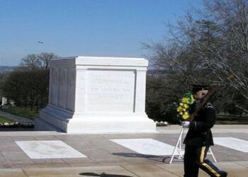 Γελούσαν στον τάφο του Άγνωστου Στρατιώτη! Η αντίδραση του φρουρού αξίζει συγχαρητήρια ! (VIDEO)