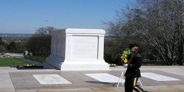 Γελούσαν στον τάφο του Άγνωστου Στρατιώτη! Η αντίδραση του φρουρού αξίζει συγχαρητήρια ! (VIDEO)