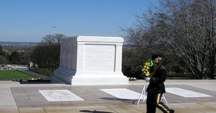 Γελούσαν στον τάφο του Άγνωστου Στρατιώτη! Η αντίδραση του φρουρού αξίζει συγχαρητήρια ! (VIDEO)