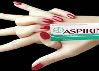 ΝΥΧΙΑ: Λιώνει 2 ασπιρίνες σε νερό κ Ελαίόλαδο κ το απλώνει στα ΝΥΧΙΑ. ΑΝ δεις το γιατί θα το κανεις επιτόπου και εσύ