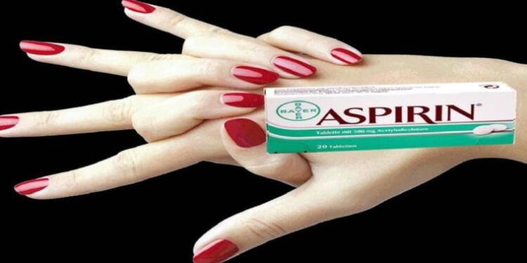 ΝΥΧΙΑ: Λιώνει 2 ασπιρίνες σε νερό κ Ελαίόλαδο κ το απλώνει στα ΝΥΧΙΑ. ΑΝ δεις το γιατί θα το κανεις επιτόπου και εσύ