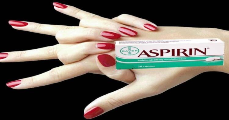 ΝΥΧΙΑ: Λιώνει 2 ασπιρίνες σε νερό κ Ελαίόλαδο κ το απλώνει στα ΝΥΧΙΑ. ΑΝ δεις το γιατί θα το κανεις επιτόπου και εσύ