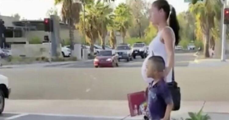 Έγκυος με το παιδί της ζητιάνευαν στο δρόμο – Όταν την ακολούθησε ένας άνδρας με κάμερα έπαθε σ.0.κ (Video)