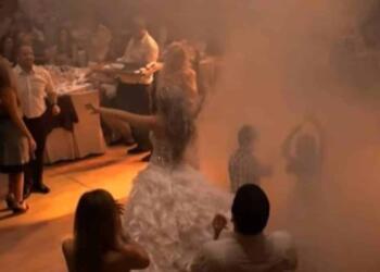 Νύφη χορεύει το πιο «μαγικό» τσιφτετέλι στο γάμο της – «Έτριξαν» τα πατώματα και ο γαμπρός τρελάθηκε