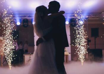 Η νύφη και ο γαμπρός ξεκίνησαν για το γαμήλιο χορό – Αυτό που συνέβη «πάγωσε» όλους τους καλεσμένους