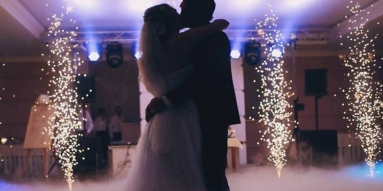 Η νύφη και ο γαμπρός ξεκίνησαν για το γαμήλιο χορό – Αυτό που συνέβη «πάγωσε» όλους τους καλεσμένους
