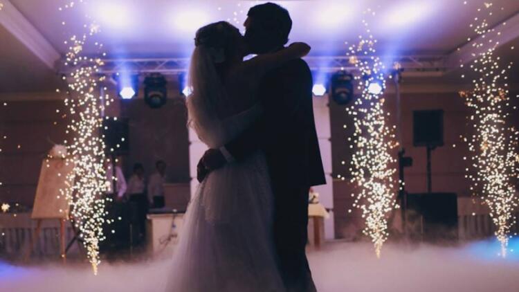 Η νύφη και ο γαμπρός ξεκίνησαν για το γαμήλιο χορό – Αυτό που συνέβη «πάγωσε» όλους τους καλεσμένους