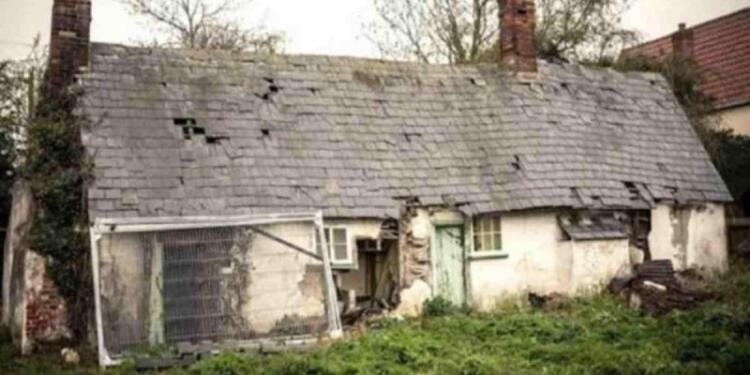 Αυτή η 87χρονη γιαγιά εγκατέλειψε το σπίτι της εικόνας πριν 10 χρόνια – Αν δείτε όμως τι άφησε μέσα θα πάθετε σοκ