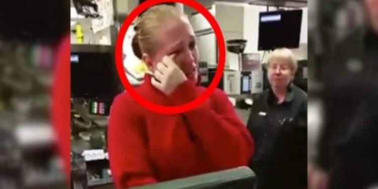 Μια γιαγιά ρώτησε κάτι μια ανύπαντρη εργαζόμενη μητέρα και εκείνη έβαλε τα κλάματα – Αυτό που την ρώτησε ήταν…