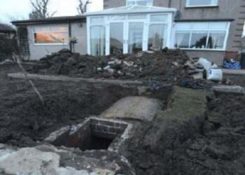 Ξεκίνησε να σκάβει τον κήπο του επειδή δεν μεγάλωνε το γκαζόν! Αυτό που βρήκε δεν το περίμενε!