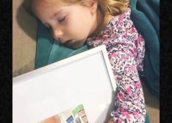 Μαμά βρήκε την μικρή να κοιμάται με μια κορνίζα του παππού της – Όταν την δείτε θα «λυγίσετε» και εσείς!