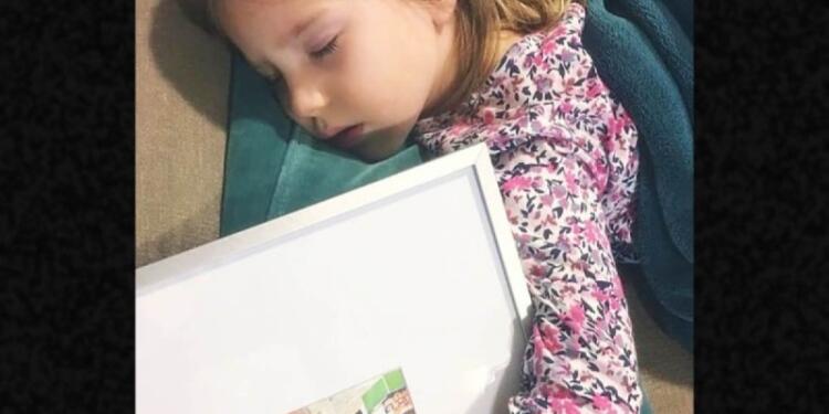 Μαμά βρήκε την μικρή να κοιμάται με μια κορνίζα του παππού της – Όταν την δείτε θα «λυγίσετε» και εσείς!