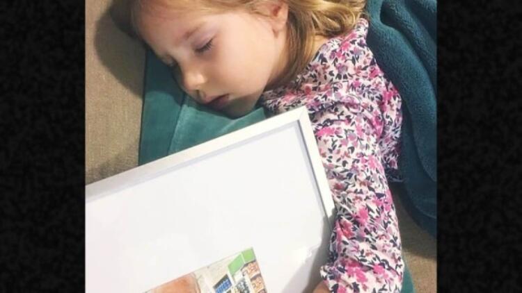 Μαμά βρήκε την μικρή να κοιμάται με μια κορνίζα του παππού της – Όταν την δείτε θα «λυγίσετε» και εσείς!