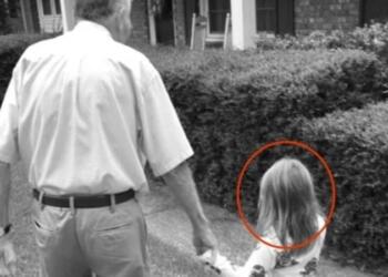 Είδε την κόρη της με έναν άγνωστο παππού και πήρε κατευθείαν την κάμερα…Η φωτογραφία θα σας σοκάρει!