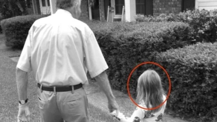 Είδε την κόρη της με έναν άγνωστο παππού και πήρε κατευθείαν την κάμερα…Η φωτογραφία θα σας σοκάρει!